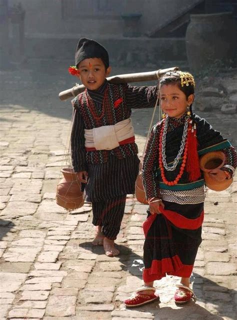 Nepali kids in theirs Newari cultural dress | Asien, Skæg, Mennesker