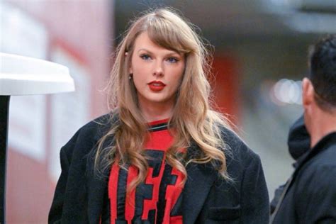 Where's Brittany Mahomes? Taylor Swift arrives solo at Arrowhead for ...