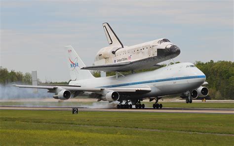 File:Space Shuttle Discovery Arriving at Washington Dulles International Airport (IAD).jpg ...