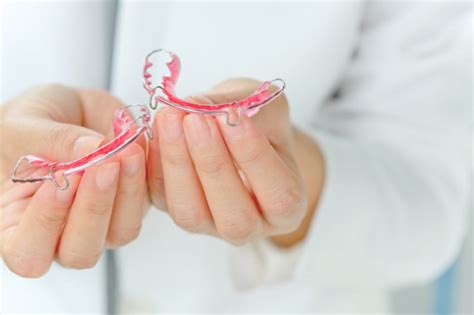 4 Signs You Might Need a Retainer Replacement | Moles & Ferri of WI