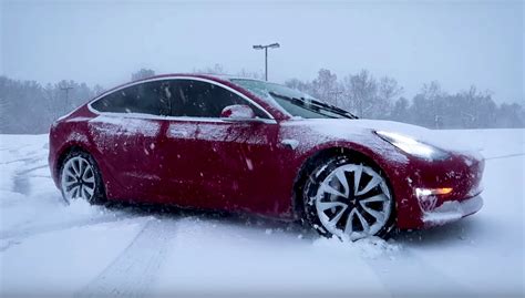 Tesla owners are having plenty of winter driving fun in the snow [Video]