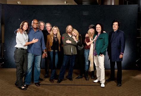 Great photo of Heartbreaker family | Mike campbell, Tom petty, Music pics