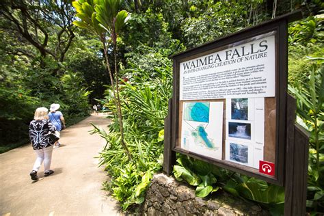 Visiting Waimea Falls - Waimea Valley on Oahu, Hawaii