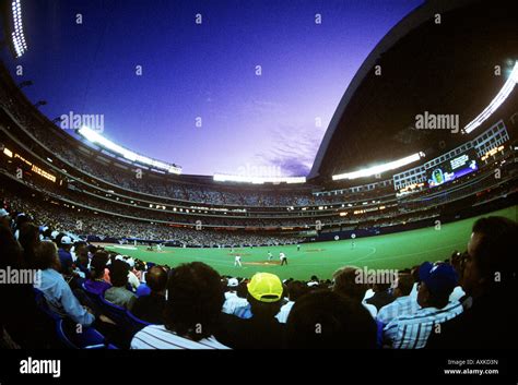 Rogers centre toronto roof hi-res stock photography and images - Alamy