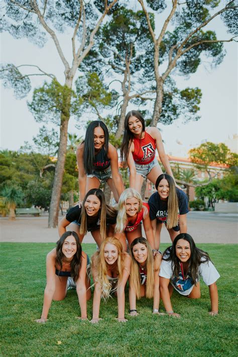 Fun Group Photoshoot Ideas for Senior Pictures | Group picture poses ...