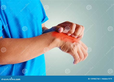 Itching of Skin Diseases in Men Using the Hand-scratching Stock Photo - Image of scratch, itch ...