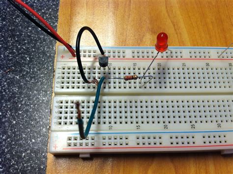 voltage - Simple transistor circuit with unconnected gate pin acts ...