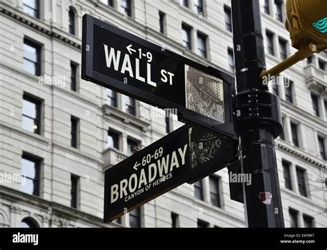 Street Sign at the intersection of Wall Street and Broadway in New York ...