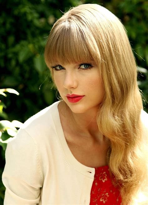 Taylor Swift Height, Weight and Age - CharmCelebrity