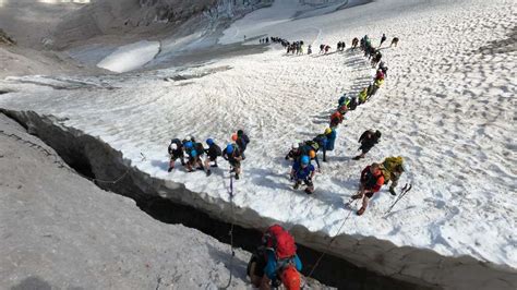 Bizarre mega traffic jam on the Zugspitze glacier: 100 mountaineers have to wait at a bottleneck ...