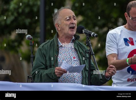 London, UK. 6th Sep, 2017. Sir Tony Robinson, actor and TV presenter addresses the crowd. In a ...