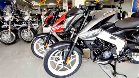 Bajaj Pulsar 200 New Colours Arrive At Showroom - First Look Walkaround