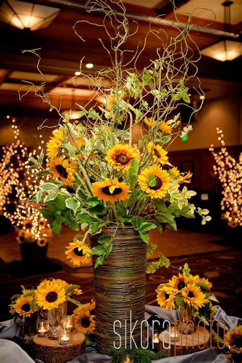 50+ Beautiful Sunflower Arrangement Center Pieces Easy To Make It | Sunflower wedding ...