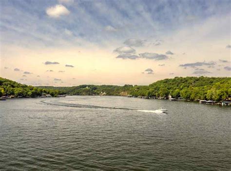 Boating at Lake of the Ozarks: This Missouri Lake is Popular!