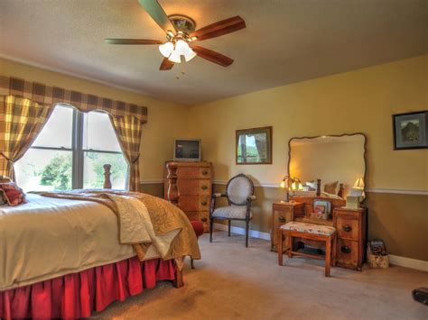 Blue Mountain Mist Country Inn and Spa, Sevierville, Tennessee Bed and ...