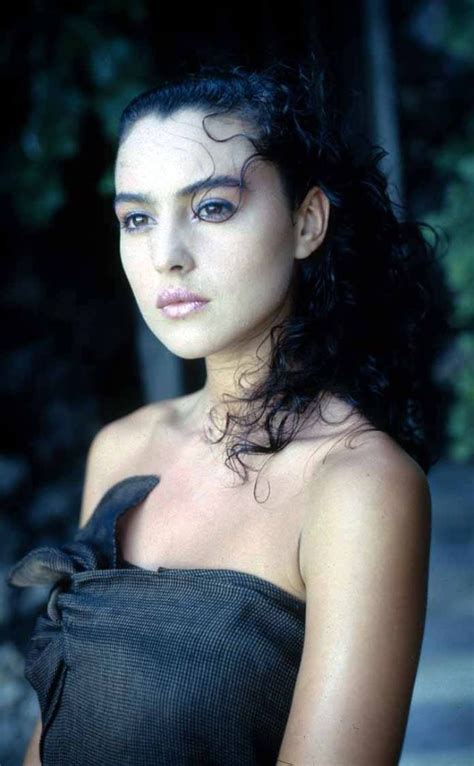 Stunning photos of young Monica Bellucci in the 1980s - Rare Historical Photos