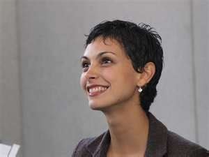 love her, but is that an adams apple? | Short hair styles, Her smile, Morena baccarin