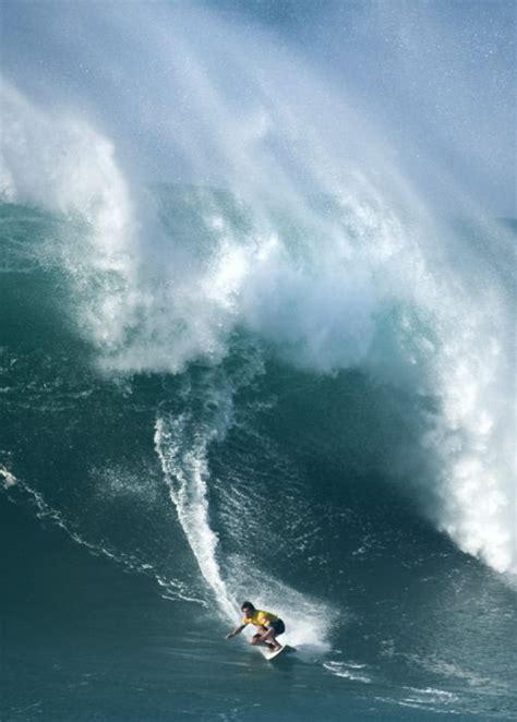 Surfing Giant Waves (23 pics)