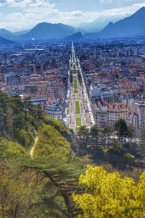 vue sur le cours jean jaures a Grenoble photo prise de la bastille ...