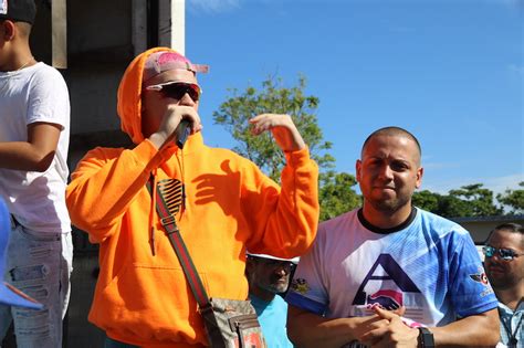 Bad Bunny da la mano en su comunidad de Almirante Sur en Vega Baja – Municipio Autónomo de Vega Baja