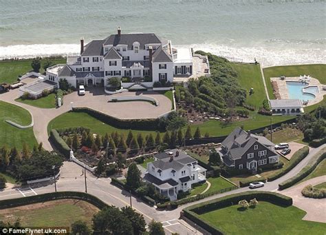 Taylor Swift fan showed up at the star's mansion so he could ask her to marry him | Daily Mail ...