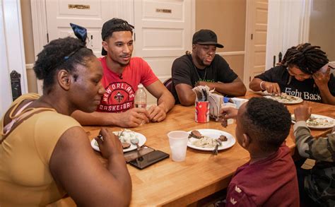 Josh Hart brings a holiday dinner to families at the Ronald McDonald House Photo Gallery | NBA.com