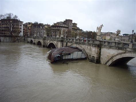 Piena del 12.12.2008. Tiber in flood. | Un barcone trascinat… | Flickr