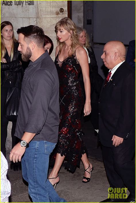 Taylor Swift Looks So Chic at 'The Favourite' Premiere with Joe Alwyn! | Photo 1188804 - Photo ...