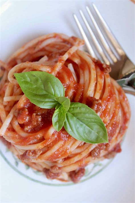 Spaghetti Sauce (Easy Italian Recipe with 6 Ingredients) - Christina's Cucina