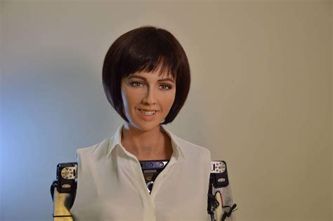 La citoyenne robot saoudienne Sophia est en conflit avec Elon Musk sur les dangers de lIA https ...