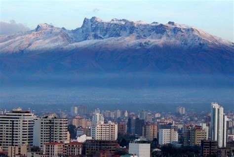 El valle de Cochabamba con vista la cordillera Tunari en el fondo, (Foto: Wikipedia/Cochalomayer ...