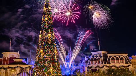 Magic Kingdom Late-Night Fireworks Announced for Disney Parks Holiday ...