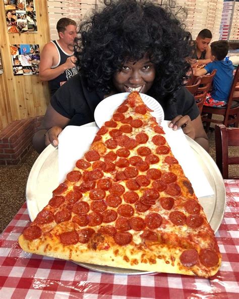 ≡ New Foodie Trend Is A Giant Pizza Slice – The Biggest You've Seen ...