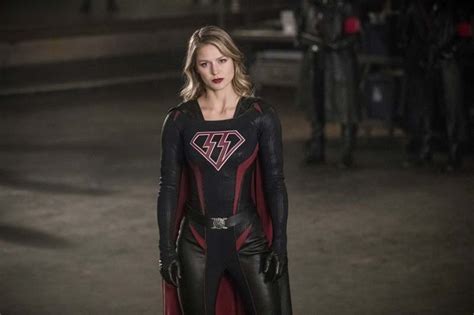 Fans freak out over Supergirl and Arrow kiss in Crisis on Earth-X: 'F ...