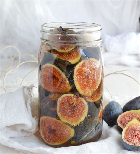 Amaretto Soaked Figs Recipe - WonkyWonderful