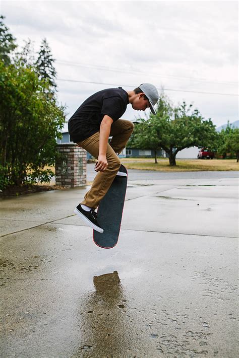 Teenage Boy Skateboarding In The Street porKkgas