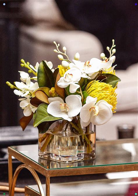 How To Create An Eye-Catching Coffee Table Arrangement With Flowers ...