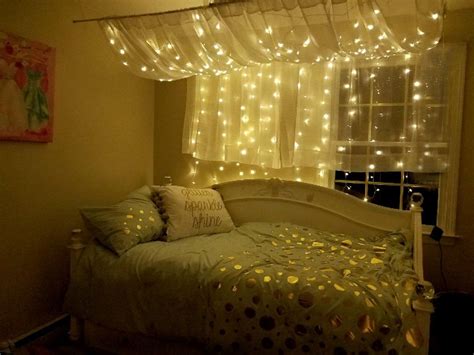 Stunning Christmas Lights Decoration Ideas In The Bedroom 30 - HMDCRTN