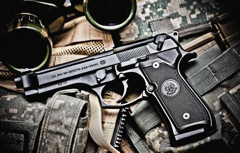 Wallpaper gun, binoculars, Beretta M9, ammunition equipment, bokeh ...