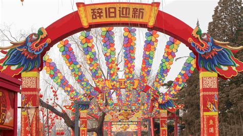 Experience authentic Spring Festival at Longtan Park Temple Fair - CGTN