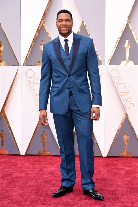 Michael Strahan wears a suit from the Michael Strahan Collection on the 2016 Oscars Red Carpet ...