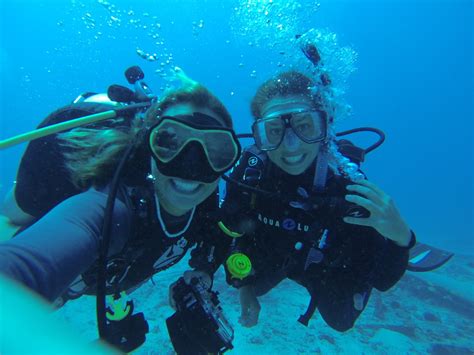 All bubbles and no troubles diving in Oahu! - Island Divers Hawaii