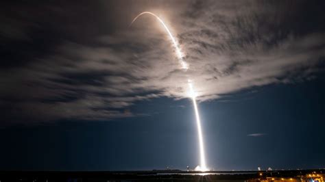 SpaceX Falcon 9 Rocket Launches for 17th Time, Carrying Starlink Satellites - World Today News