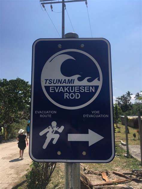 Tsunami Warning Signs - File:Okinawa Japan Tsunami-Warning-Sign-01.jpg ...