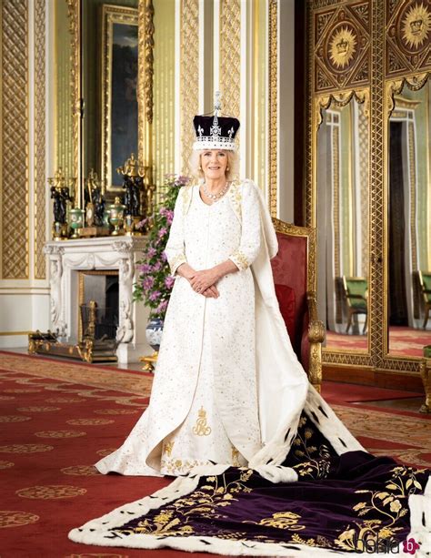 Retrato oficial de la Reina Camilla en la Coronación de Carlos III ...