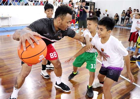 Phoenix PULSE Fuel Masters Basketball Camp - Calvin Abueva in defense | Phoenix Fuels