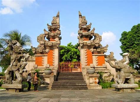 Mengenal Lebih Dekat Rumah Adat Bali, Gapura Candi Bentar - Yuk Piknik