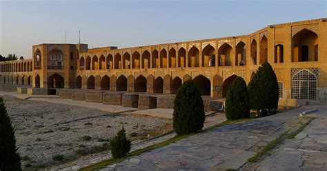 Historic bridges of Esfahan - Bridges across the river Zayanderud ...