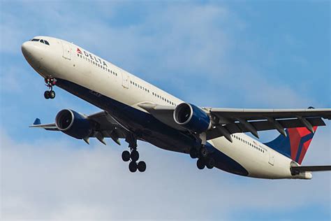 110+ Delta Air Lines Airbus A330 Stock Photos, Pictures & Royalty-Free ...