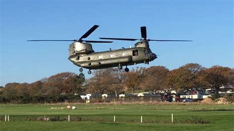 Chinook helicopter dropping of emergency pump and personnel, Isle of Wight airport - YouTube